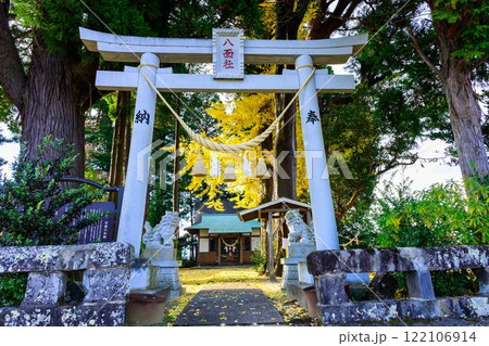 鳥居 秋晴れ光芒と神社の秋景色風景 八面社(はちめんしゃ) / 市下神社(南阿蘇村) 鳥居 秋晴れ光芒と神社の秋景色風景 八面社(はちめんしゃ) / 市下神社(南阿蘇村) 122106914