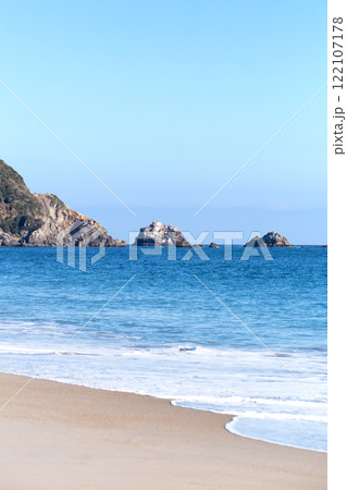 恋路ヶ浜の砂浜から眺めた日出の石門（愛知県田原市渥美半島） 122107178