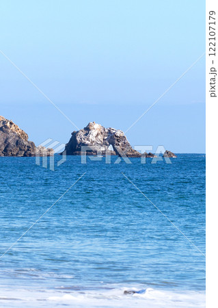 恋路ヶ浜の砂浜から眺めた日出の石門　沖の石門（愛知県田原市渥美半島） 122107179