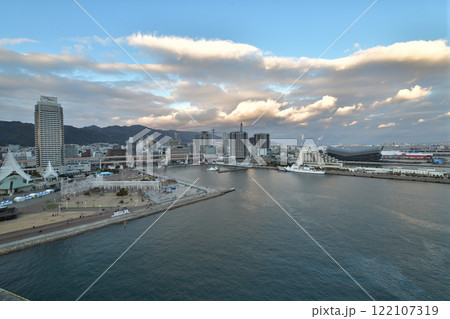 神戸港の夕景　メリケンパークと再開発の新港突堤西地区を望む 122107319