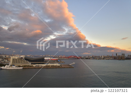 神戸港の夕景　神戸大橋とポートアイランドを望む 122107321