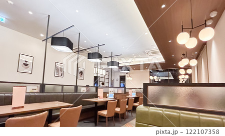 ファミレス　席 122107358