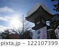 冬の神秘：雪をまとった石灯籠と青空 122107399