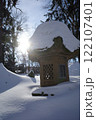 冬の日差しと石灯籠：雪景色が描く日本の静寂 122107401