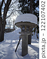 雪化粧の石灯籠が奏でる冬の静寂 122107402