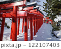 雪化粧の鳥居道、静寂に包まれて 122107403