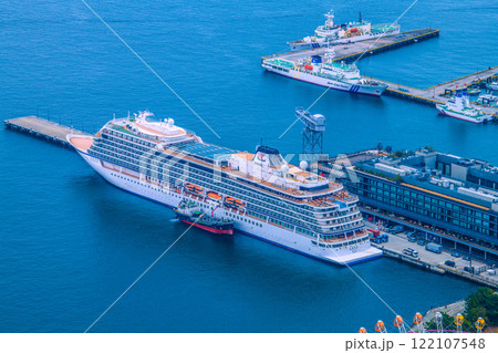 日本の横浜都市景観 初入港。新港ふ頭客船ターミナルのバイキング・エデンや第三鳳栄丸などを望む＝19日 122107548