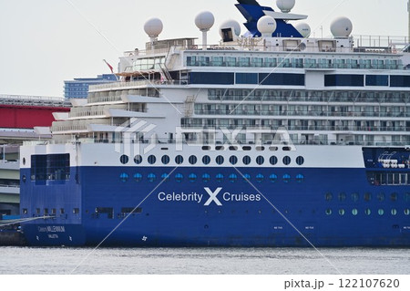 Celebrity Millennium（セレブリティ・ミレニアム）神戸港に停泊中の様子 122107620