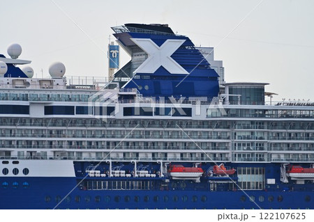 Celebrity Millennium(セレブリティ・ミレニアム)神戸港に停泊中の様子 Celebrity Millennium(セレブリティ・ミレニアム)神戸港に停泊中の様子 122107625