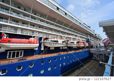 Celebrity Millennium(セレブリティ・ミレニアム)神戸港に停泊中の様子 Celebrity Millennium(セレブリティ・ミレニアム)神戸港に停泊中の様子 122107627