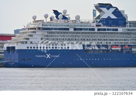 Celebrity Millennium（セレブリティ・ミレニアム）神戸港に停泊中の様子 122107634
