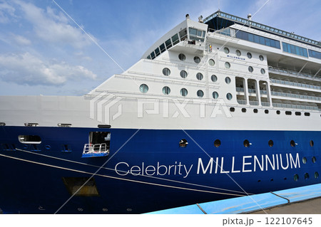 Celebrity Millennium（セレブリティ・ミレニアム）神戸港に停泊中の様子 122107645