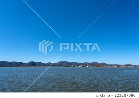 穏やかな冬の日の西の湖の情景 122107690