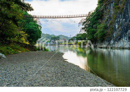 吊橋と川 秋の紅葉スポット・キャンプ場 行楽地スポット 立神峡(八代郡氷川町) 吊橋と川 秋の紅葉スポット・キャンプ場 行楽地スポット 立神峡(八代郡氷川町) 122107729