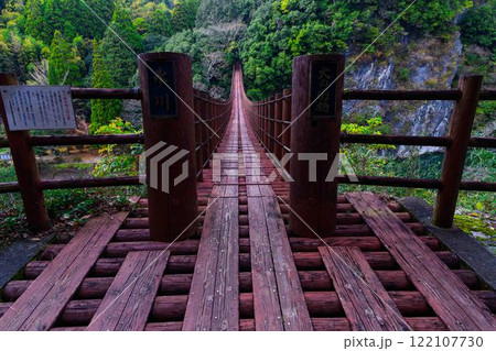 吊橋風景 秋の紅葉スポット・キャンプ場 行楽地スポット 立神峡(八代郡氷川町) 吊橋風景 秋の紅葉スポット・キャンプ場 行楽地スポット 立神峡(八代郡氷川町) 122107730