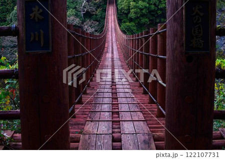 吊橋風景 秋の紅葉スポット・キャンプ場 行楽地スポット 立神峡(八代郡氷川町) 吊橋風景 秋の紅葉スポット・キャンプ場 行楽地スポット 立神峡(八代郡氷川町) 122107731