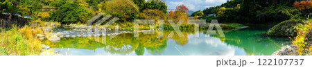 パノラマ風景　秋の紅葉スポット・キャンプ場　行楽地スポット　立神峡(八代郡氷川町) 122107737