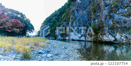 吊橋と川パノラマ風景　秋の紅葉スポット・キャンプ場　行楽地スポット　立神峡(八代郡氷川町) 122107754