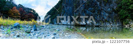 吊橋と川パノラマ風景　秋の紅葉スポット・キャンプ場　行楽地スポット　立神峡(八代郡氷川町) 122107756