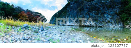 吊橋と川パノラマ風景　秋の紅葉スポット・キャンプ場　行楽地スポット　立神峡(八代郡氷川町) 122107757