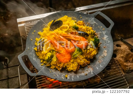 パエリア　Spanish paella made in a wood-fired oven 122107792