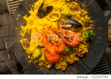 パエリア　Spanish paella made in a wood-fired oven 122107795