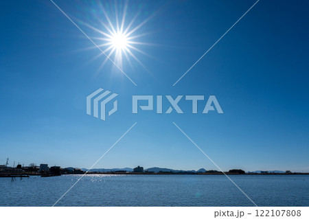 冬の西の湖と快晴の太陽 冬の西の湖と快晴の太陽 122107808