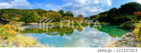 秋晴れと紅葉する山並み風景 秋の紅葉スポット・キャンプ場 行楽地スポット 立神峡(八代郡氷川町) 秋晴れと紅葉する山並み風景 秋の紅葉スポット・キャンプ場 行楽地スポット 立神峡(八代郡氷川町) 122107823