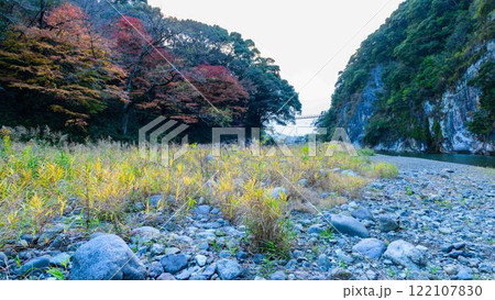吊橋と周辺風景　秋の紅葉スポット・キャンプ場　行楽地スポット　立神峡(八代郡氷川町) 122107830