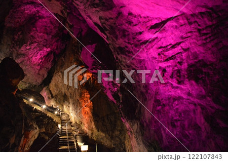 赤くライトアップされた洞窟 122107843