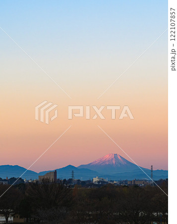 約100km離れた埼玉県戸田市から見る紅富士の絶景 122107857