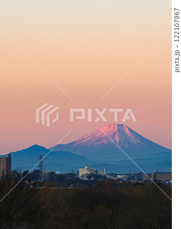 約100km離れた埼玉県戸田市から見る紅富士の絶景 約100km離れた埼玉県戸田市から見る紅富士の絶景 122107867