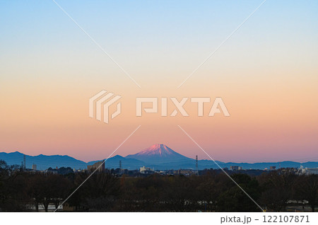 約100km離れた埼玉県戸田市から見る紅富士の絶景 約100km離れた埼玉県戸田市から見る紅富士の絶景 122107871