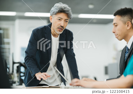 会議で話すグレーヘアのミドル男性 会議で話すグレーヘアのミドル男性 122108415