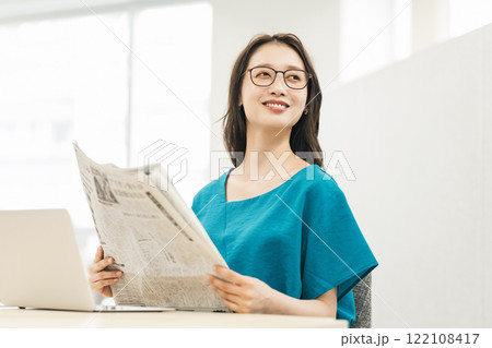 新聞を読むキャリアウーマン 新聞を読むキャリアウーマン 122108417