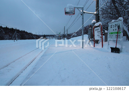 最北の秘境駅「抜海」の雪景色 122108617