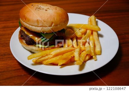 ハンバーガーとポテトフライ 122108647