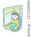 電車の車窓から外を眺める女性 122108880