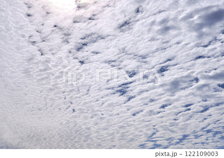 Blue sky full of white clouds, sunny day 122109003
