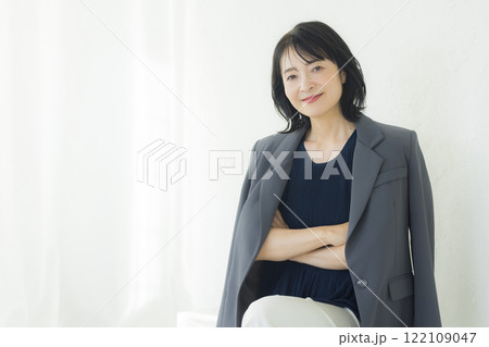 スーツのミドル女性 122109047