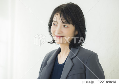 スーツのミドル女性 スーツのミドル女性 122109048
