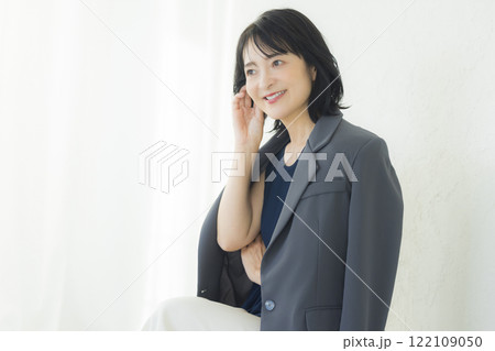スーツのミドル女性 スーツのミドル女性 122109050