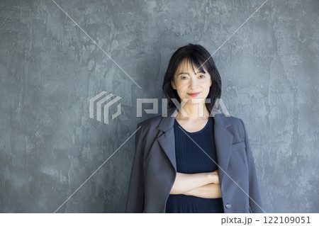 スーツのミドル女性 スーツのミドル女性 122109051
