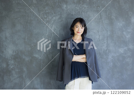 スーツのミドル女性 122109052
