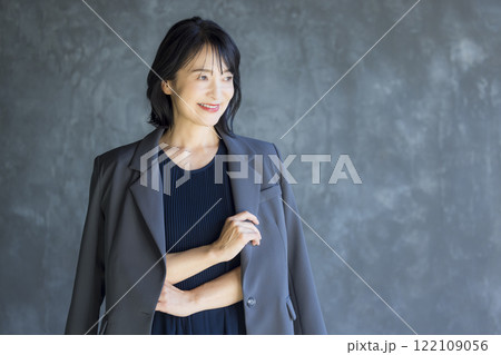スーツのミドル女性 122109056