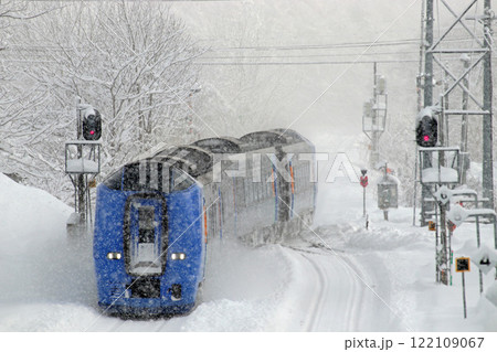 雪景色に覆われた幌延駅に入線するキハ261系 雪景色に覆われた幌延駅に入線するキハ261系 122109067