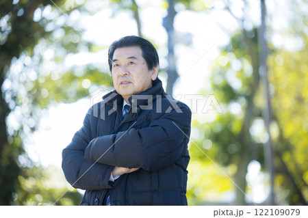 公園のスーツ姿のシニア男性 122109079