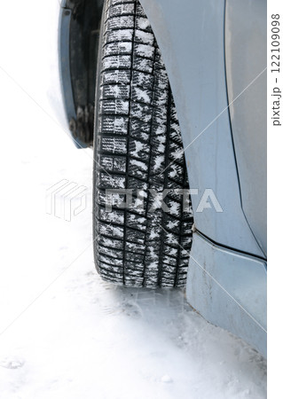 タイヤ、車、車輪、雪道、凍結、凍結道路、車両、乗り物、雪道、冬、雪、積雪、スタッドレス、運転、ゴム タイヤ、車、車輪、雪道、凍結、凍結道路、車両、乗り物、雪道、冬、雪、積雪、スタッドレス、運転、ゴム 122109098