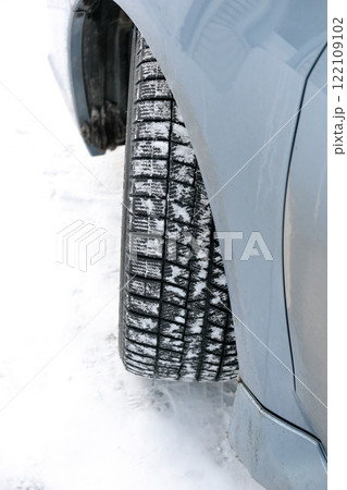 タイヤ、車、車輪、雪道、凍結、凍結道路、車両、乗り物、雪道、冬、雪、積雪、スタッドレス、運転、ゴム タイヤ、車、車輪、雪道、凍結、凍結道路、車両、乗り物、雪道、冬、雪、積雪、スタッドレス、運転、ゴム 122109102