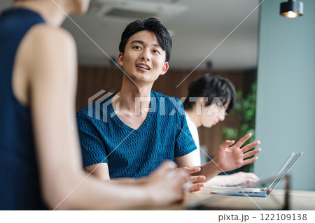 シェアオフィスで働く若い男性 122109138